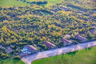Parapentes au-dessus des hangars de l'ancien aérodrome militaire de Grostenquin à Bistroff dans le département Moselle, France