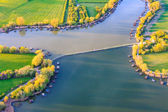 Pont sur le lac Étang du Welschhof à Puttelange-aux-Lacs dans le département Moselle, France
