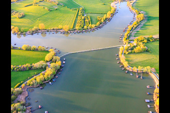 Pont sur le lac Étang du Welschhof à Puttelange-aux-Lacs dans le département Moselle, France