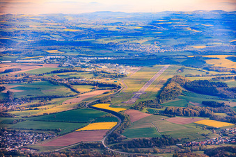 Piste de l'aéroport TRIWO Zweibrücken (EDRZ) depuis le sud à le quartier Brenschelbach in Blieskastel dans le département Sarre, Allemagne