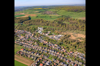 Vue du village dans la vallée de Blies avec le moulin de Blies à le quartier Breitfurt in Blieskastel dans le département Sarre, Allemagne