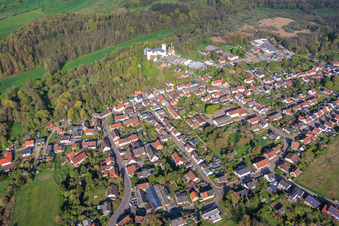 Vue du village dans la vallée de Blies avec le moulin de Blies depuis le sud-est à le quartier Breitfurt in Blieskastel dans le département Sarre, Allemagne