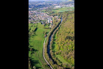 Cours de la rivière Blies le long de la frontière franco-allemande à le quartier Blies Nord in Saargemünd dans le département Moselle, France