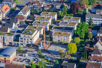 Chantier de construction avec sous-sol achevé pour l'agrandissement du complexe résidentiel en centre-ville à Kandel dans le département Rhénanie-Palatinat, Allemagne