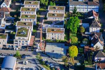 Chantier de construction avec sous-sol achevé pour l'agrandissement du complexe résidentiel en centre-ville à Kandel dans le département Rhénanie-Palatinat, Allemagne