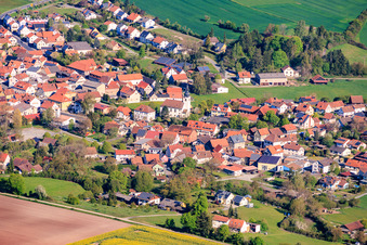 Vue du village depuis le sud-est, avec l'église évangélique luthérienne Saint-Pierre et la mairie. à Ermershausen dans le département Bavière, Allemagne