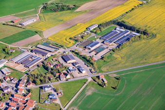 Bâtiments et halls de la Société de Production et de Vente Agricoles à le quartier Hellingen in Heldburg dans le département Thuringe, Allemagne