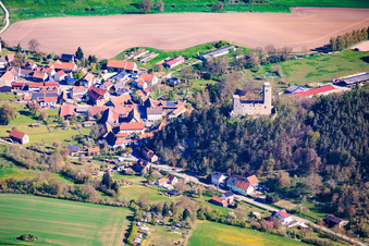 Vue du village depuis le sud avec les ruines du château Ehrenstein à le quartier Ehrenstein in Stadtilm dans le département Thuringe, Allemagne