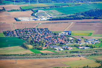 Vue du village depuis le sud, au-delà de l'autoroute A4 à Bucha dans le département Thuringe, Allemagne