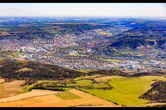 Vue de la ville depuis le sud avec la tour radio d'Oßmaritz à le quartier Winzerla in Jena dans le département Thuringe, Allemagne