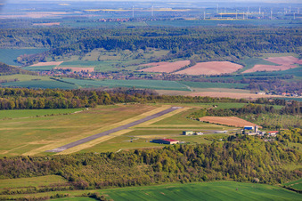 Piste et tour de l'aéroport de Jena - Schöngleina vue du sud à Schöngleina dans le département Thuringe, Allemagne
