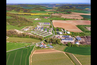 Zone industrielle Zinna avec des tas de compost de GEMES Abfallentsorgung und Recycling GmbH à le quartier Zinna in Schöngleina dans le département Thuringe, Allemagne