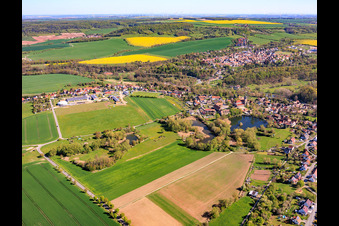 Vue de la ville depuis le sud avec l'étang du monastère à le quartier Thalbürgel in Bürgel dans le département Thuringe, Allemagne