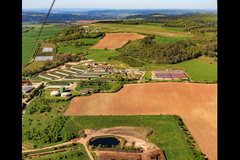 Zone industrielle Zinna avec des tas de compost de GEMES Abfallentsorgung und Recycling GmbH à le quartier Zinna in Schöngleina dans le département Thuringe, Allemagne