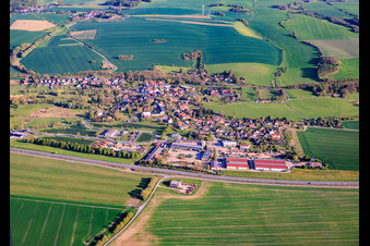 Vue du village depuis le nord, au-delà de la B281, avec la succursale de REMONDIS Mitteldeutschland GmbH Neunhofen et l'usine de fabrication de palettes de Wood Manufacturing Group Inc. à le quartier Neunhofen in Neustadt an der Orla dans le département Thuringe, Allemagne