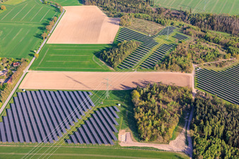 Grande installation photovoltaïque en plein champ à Gamse à Gertewitz dans le département Thuringe, Allemagne