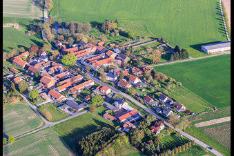 Vue du village avec son église depuis l'ouest à le quartier Bahren in Peuschen dans le département Thuringe, Allemagne