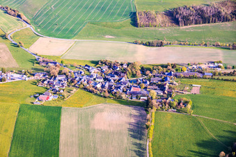 Vue du village depuis le nord, avec son étang rond et l'église Sainte-Maurice. à le quartier Burglemnitz in Remptendorf dans le département Thuringe, Allemagne