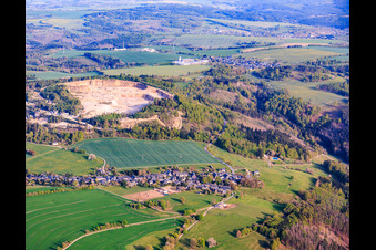 Vue du village depuis le nord-ouest, en face de la carrière de Granitwerk Fischer GmbH & Co. KG. à le quartier Weitisberga in Wurzbach dans le département Thuringe, Allemagne