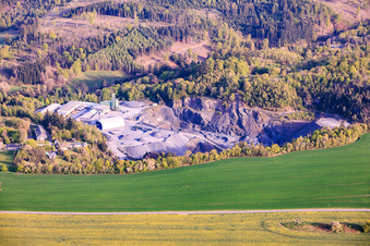 Mine à ciel ouvert de Debus Schiefer GmbH au mémorial du camp de concentration de Laura à le quartier Schmiedebach in Lehesten dans le département Thuringe, Allemagne