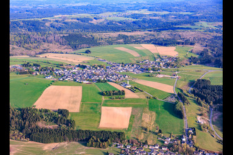 Vue du village depuis le nord-ouest avec l'église Saint-Michel à Reichenbach dans le département Bavière, Allemagne