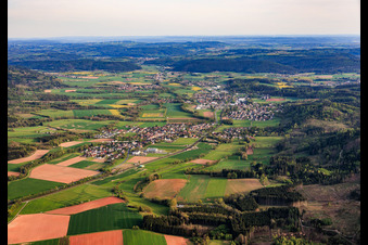 Du nord à le quartier Neukenroth in Stockheim dans le département Bavière, Allemagne