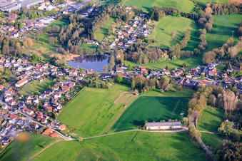 Vue du village avec l'étang du moulin en forme de cœur depuis le nord à le quartier Schierschnitz in Föritztal dans le département Thuringe, Allemagne