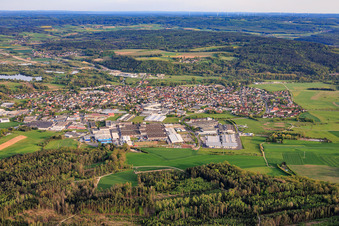 Vue de la ville depuis le nord, montrant le parc industriel nord et les sociétés SMIA Technology Germany GmbH, Metob Beschichtungen GmbH et Koinor Polstermöbel GmbH & Co. KG. à Michelau in Oberfranken dans le département Bavière, Allemagne