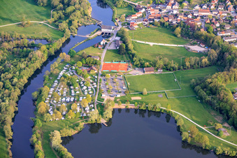 Camping principal Lichtenfels au lac de baignade Oberwallenstadt et terrains de sport du DJK Franken Lichtenfels au gué du Main de la centrale hydroélectrique Oberwallenstadt à le quartier Oberwallenstadt in Lichtenfels dans le département Bavière, Allemagne