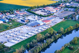 Parc industriel situé sur les rives du Main, avec l'usine à béton GODELMANN GmbH & Co. KG à Wonfurt dans le département Bavière, Allemagne