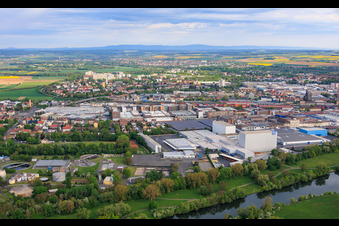 Vue de la ville de l'autre côté du Main, depuis le sud-est, montrant l'usine nord de ZF Friedrichshafen AG. à le quartier Oberndorf in Schweinfurt dans le département Bavière, Allemagne