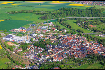 Vue d'un village dans la vallée de la Saale depuis le sud-est, avec l'église Saint-Jean-Baptiste. à Euerdorf dans le département Bavière, Allemagne