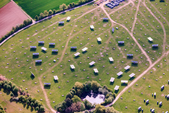 Chantier de démantèlement des systèmes de déplacement des panneaux solaires à suivi solaire du parc solaire de Gut Erlasee à le quartier Büchold in Arnstein dans le département Bavière, Allemagne