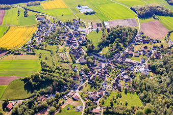 Vue du village depuis l'ouest avec le château Ditterswind (anciennement une maison de retraite pour personnes handicapées mentales gérée par l'Association diaconale, maintenant la résidence privée de la famille d'entrepreneurs Fischer) à le quartier Ditterswind in Maroldsweisach dans le département Bavière, Allemagne