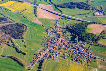 Vue de la ville depuis le sud-ouest, de ce côté du pont de la vallée de l'A73 à Brünn dans le département Thuringe, Allemagne