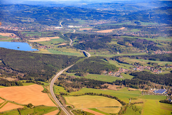 Tracé de l'autoroute A73 vers le nord-est et le réservoir de Ratscher à le quartier Oberrod in Schleusingen dans le département Thuringe, Allemagne