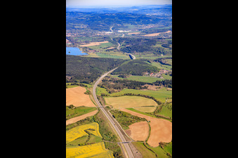 Tracé de l'autoroute A73 vers le nord-est et le réservoir de Ratscher à le quartier Wiedersbach in Auengrund dans le département Thuringe, Allemagne