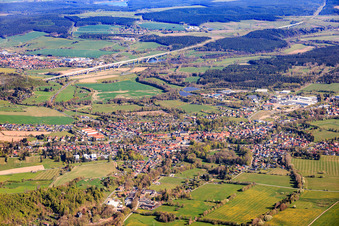 Vue de la ville depuis le sud-est, de ce côté du pont de la vallée de l'Ilm emprunté par le train à grande vitesse ICE. à le quartier Gehren in Ilmenau dans le département Thuringe, Allemagne