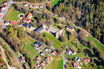 Monastère Paulinzella avec terres louées, pavillon de chasse et ruines du monastère à le quartier Paulinzella in Königsee dans le département Thuringe, Allemagne