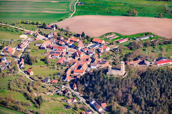 Vue du village depuis le sud avec les ruines du château Ehrenstein à le quartier Ehrenstein in Stadtilm dans le département Thuringe, Allemagne
