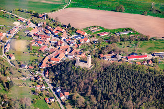Vue du village depuis le sud avec les ruines du château Ehrenstein à le quartier Ehrenstein in Stadtilm dans le département Thuringe, Allemagne