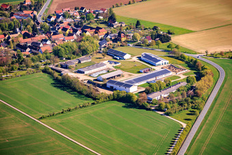 Grande exploitation agricole dans le sud, sur la B85 à le quartier Neckeroda in Blankenhain dans le département Thuringe, Allemagne