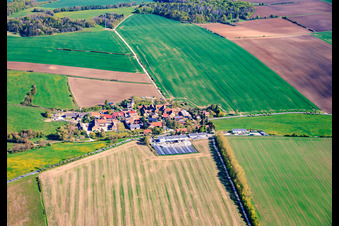 Vue du village depuis l'est, avec une grande ferme au sud sur la route B85. à le quartier Neckeroda in Blankenhain dans le département Thuringe, Allemagne