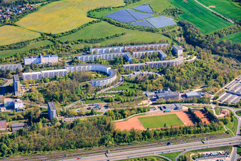 Ensemble de maisons préfabriquées semi-circulaires dans la Carolinenstrasse à le quartier Neulobeda in Jena dans le département Thuringe, Allemagne