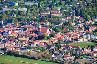 Vue de la ville depuis le nord, avec la place de l'église et l'église Saint-Jean-Baptiste, ainsi que le stade Goethe. à Neustadt an der Orla dans le département Thuringe, Allemagne