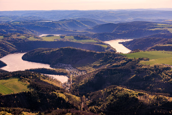 Le réservoir de Hohenwarte I vu de l'est, avec la réserve naturelle de Portenschmiede et le point de vue de Jägerspitze. à le quartier Doberake in Wilhelmsdorf dans le département Thuringe, Allemagne