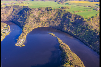 Le réservoir Hohenwarte I vu du nord, avec Drachenufer et le camping de Droschkau à Gössitz dans le département Thuringe, Allemagne