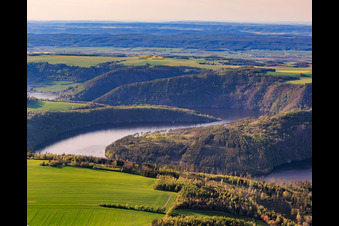 Paysage lacustre du réservoir de Hohenwarte vu du sud-est à le quartier Neidenberga in Drognitz dans le département Thuringe, Allemagne