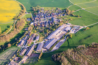 Vue du village depuis le nord avec Agrar GmbH Dorfilm à le quartier Dorfilm in Leutenberg dans le département Thuringe, Allemagne