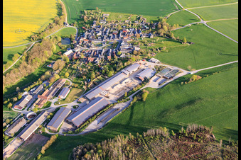 Vue du village depuis le nord avec Agrar GmbH Dorfilm à le quartier Dorfilm in Leutenberg dans le département Thuringe, Allemagne